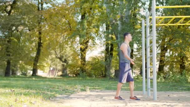 Männliche Athlet Klimmzug Krafttraining Übung — Stockvideo
