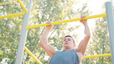 Erkek Athlet Pull-up gücü eğitim tatbikatı