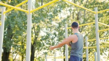 Erkek Athlet Pull-up gücü eğitim tatbikatı