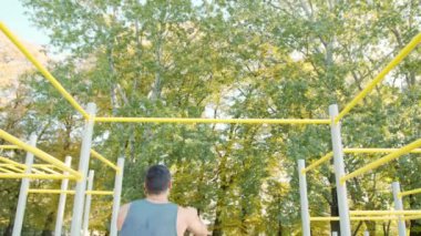 Erkek Athlet Pull-up gücü eğitim tatbikatı