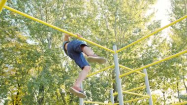 Erkek Athlet Pull-up gücü eğitim tatbikatı