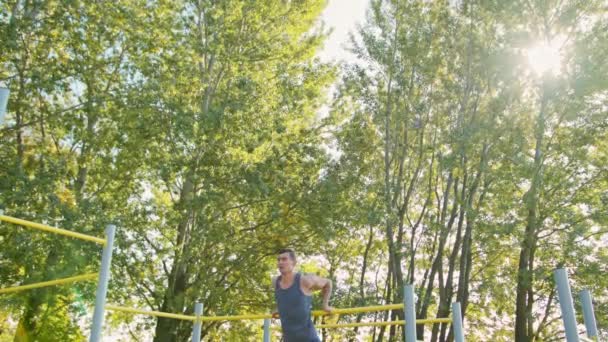 Homem muscular fazendo exercícios na barra horizontal — Vídeo de Stock