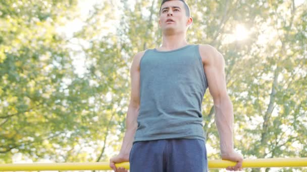 Muscular Man Doing Exercises on Horizontal Bar — Stock Video