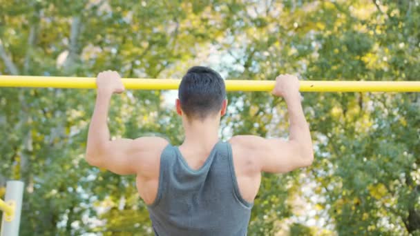 Ejercicio masculino del entrenamiento de la fuerza del tiro-para arriba del atleta — Vídeo de stock