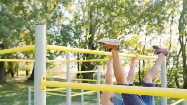 Samec sportovec Pull-up silová cvičení — Stock video