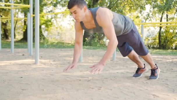 Mannelijke Athlet Push-ups sterkte trainingsoefening — Stockvideo
