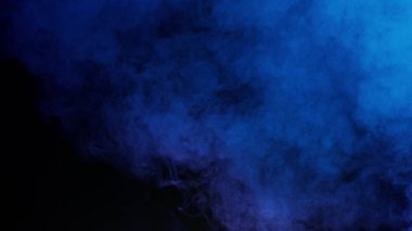 Koyu arkaplanda renkli duman