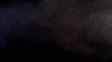 Koyu arkaplanda renkli duman