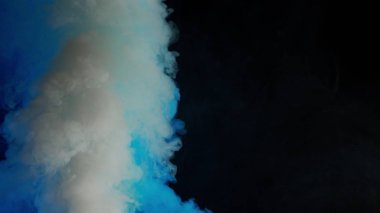 Koyu arkaplanda renkli duman