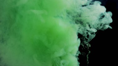 Koyu arkaplanda renkli duman