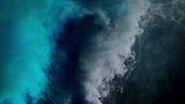 Koyu arkaplanda renkli duman