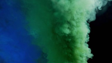 Koyu arkaplanda renkli duman