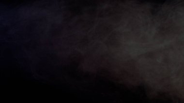 Koyu arkaplanda renkli duman