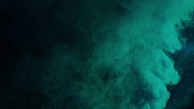 Koyu arkaplanda renkli duman