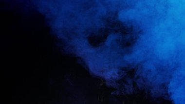 Koyu arkaplanda renkli duman