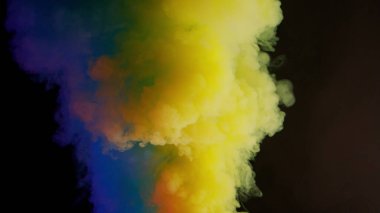 Koyu arkaplanda renkli duman