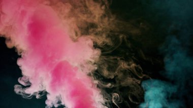 Koyu arkaplanda renkli duman