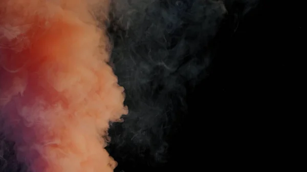 暗い背景でカラフルな煙が — ストック写真