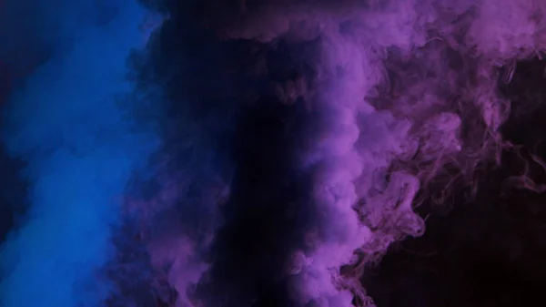 어두운 배경의 다채 로운 연기 — 스톡 사진