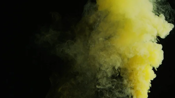 Fumée colorée sur fond sombre — Photo