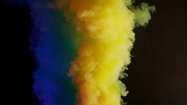 Красочный дым на темном фоне — стоковое фото