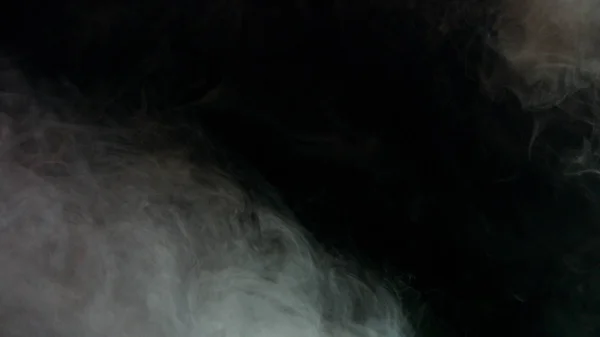 暗い背景でカラフルな煙が — ストック写真