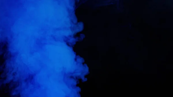 Värikäs savu tummalla pohjalla — kuvapankkivalokuva