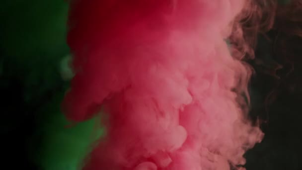 어두운 배경의 다채 로운 연기 — 비디오