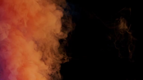 Барвистий дим на темному фоні — стокове відео
