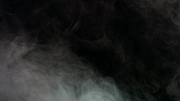 Humo colorido sobre fondo oscuro — Vídeos de Stock