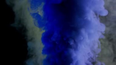 Koyu arkaplanda renkli duman