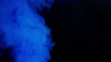 Koyu arkaplanda renkli duman