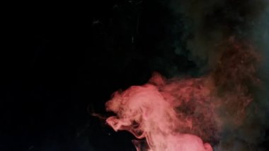 Koyu arkaplanda renkli duman