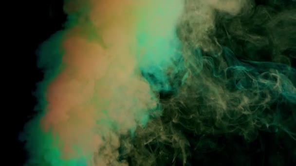 Fumaça colorida no fundo escuro — Vídeo de Stock