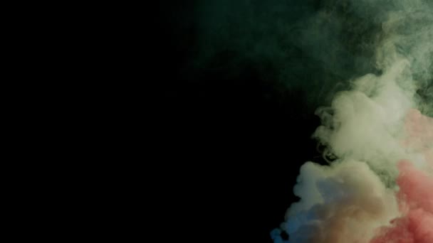 Красочный дым на темном фоне — стоковое видео
