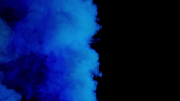 Fumaça colorida no fundo escuro — Vídeo de Stock