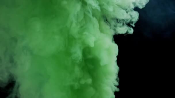 Kleurrijke rook op donkere achtergrond — Stockvideo