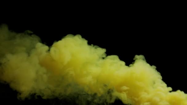 Красочный дым на темном фоне — стоковое видео