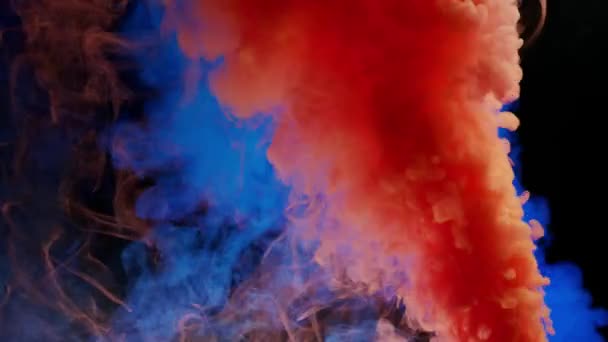 Koyu arkaplanda renkli duman — Stok video