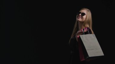 Kadın Black Friday alışveriş