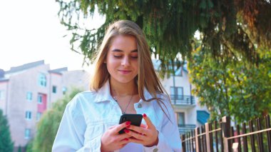 Mutlu görünüyordu Smartphone kullanan kadın