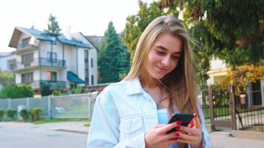 Mutlu görünüyordu Smartphone kullanan kadın