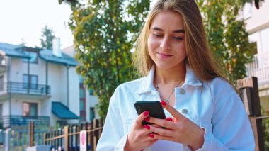 Mutlu görünüyordu Smartphone kullanan kadın