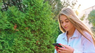 Mutlu görünüyordu Smartphone kullanan kadın