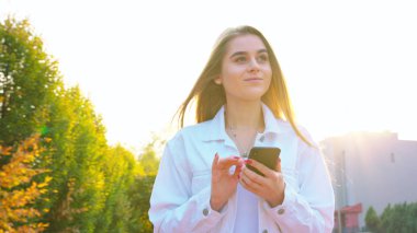 Mutlu görünüyordu Smartphone kullanan kadın