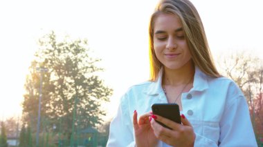 Mutlu görünüyordu Smartphone kullanan kadın