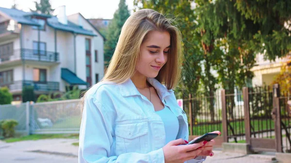 Mutlu görünüyordu Smartphone kullanan kadın