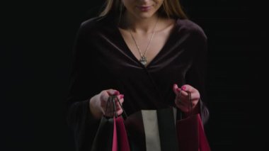 Kadın Black Friday alışveriş