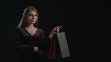 Kadın Black Friday alışveriş