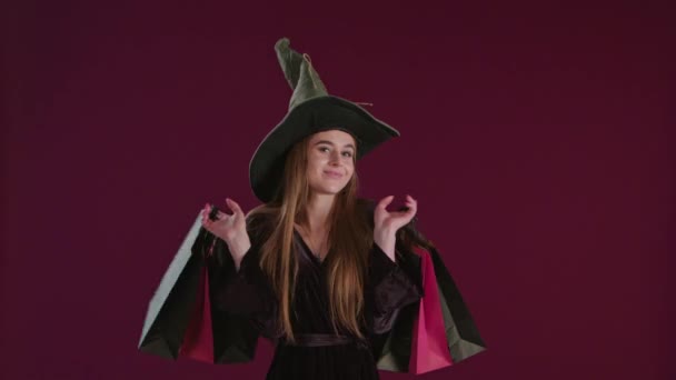Dziewczyna w Halloween czarownica strój z torby na zakupy. — Wideo stockowe